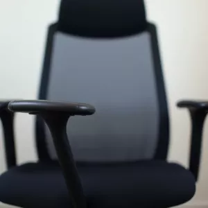 Czy Krzesło Powinno Posiadać Regulowany Podłokietnik