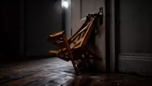 Jak zablokowac drzwi krzesłem